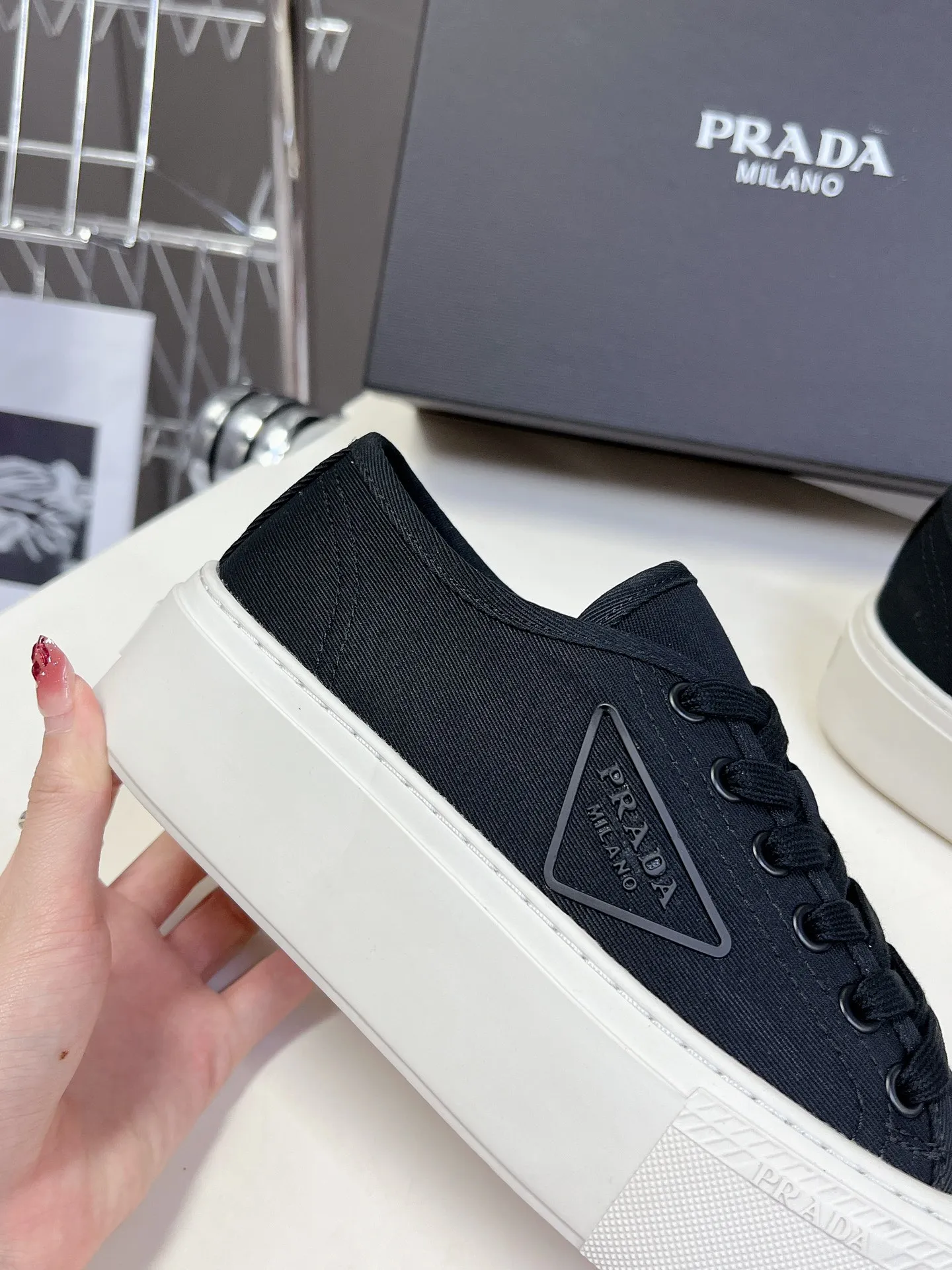 💕💕Factory direct selling price p480💕💕 Prada canvas shoes, the latest black technology in technical canvas. After a few years, Prada has brought us beautiful biscuit shoes. A must-have item that fashionistas must not miss. There are no complicated decorations, and the texture is very vintage. The purity and minimalism are neat and poetic. The latest canvas adds a casual touch.  Upper: Original technical canvas Short foot pad: Sheepskin Outsole: Eva ultra-light foam Outsole height 4CM Size: #35-41 (40 customizations are not returnable)